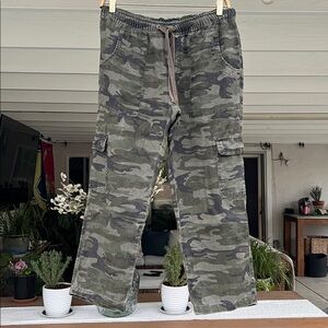 Sanctuary x Anthropologie Camouflage Army Cropped Cargo Pants Size Medium